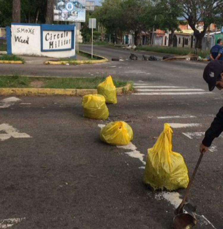 Con bolsas de basura cerraron paso en la avenida 19 de Abril en Táchira por falta de gasolina
