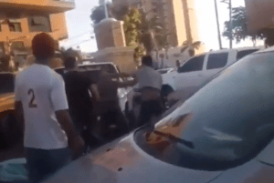 ¡Barbarie! Se cayeron a puños para surtir gasolina en Lara (VIDEO)