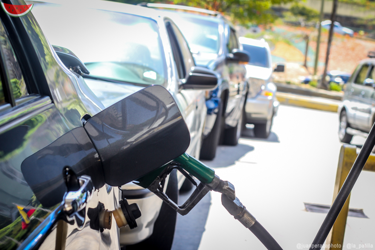 Hasta en carpa duermen los conductores en la cola para surtir gasolina en Valencia (Video)