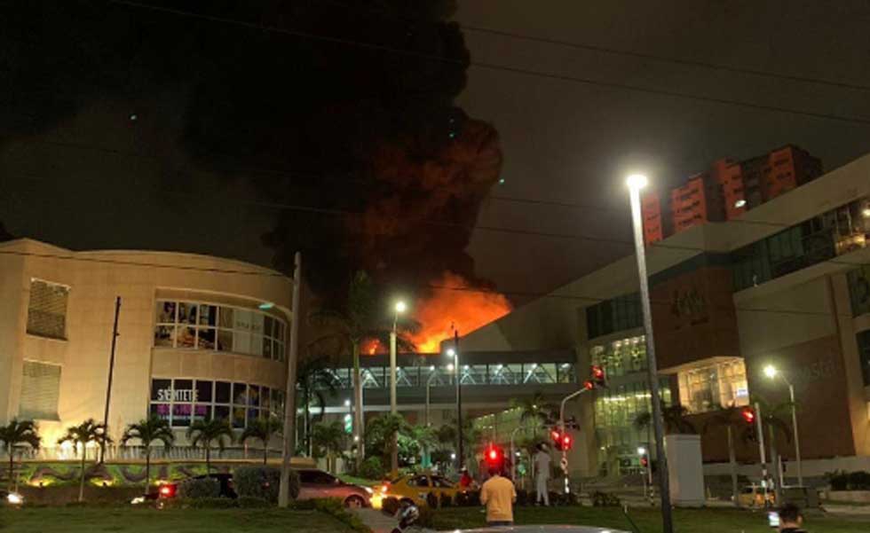 Pánico en Barranquilla por voraz incendio en centro comercial Buenavista (Fotos)