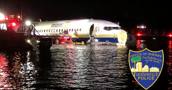 Un avión con 136 ocupantes patina en la pista y termina en un río en Jacksonville sin dejar heridos