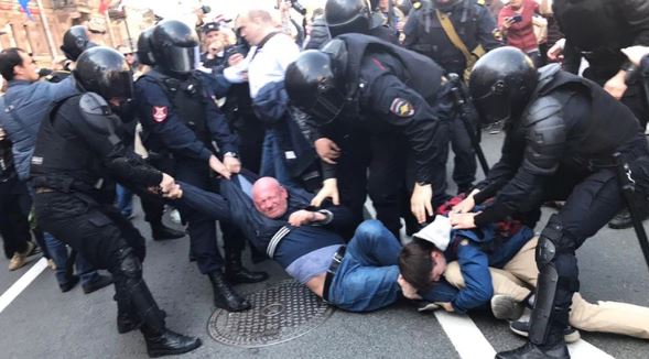 Protestas contra Vladimir Putin por el 1 de mayo concluyeron con decenas de detenidos en Rusia