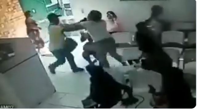 Ladronzuelo vino a intimidar pero unas valientes mujeres le cayeron a piña (VIDEO)