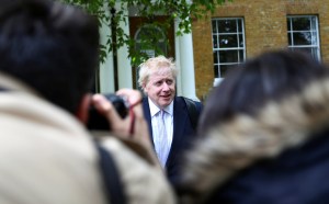 Boris Johnson encabeza ampliamente primera vuelta para suceder a Theresa May