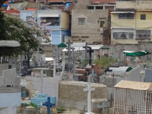 Denuncian que Cementerio de Antímano está en ruinas pese a recibir un dineral en presupuesto (FOTOS)