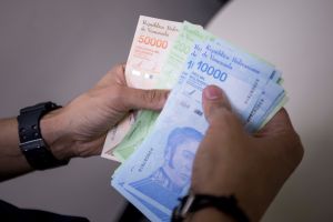 Hiperinflación sin freno: El Bolívar se devaluó 20,24 % frente al dólar en solo una semana
