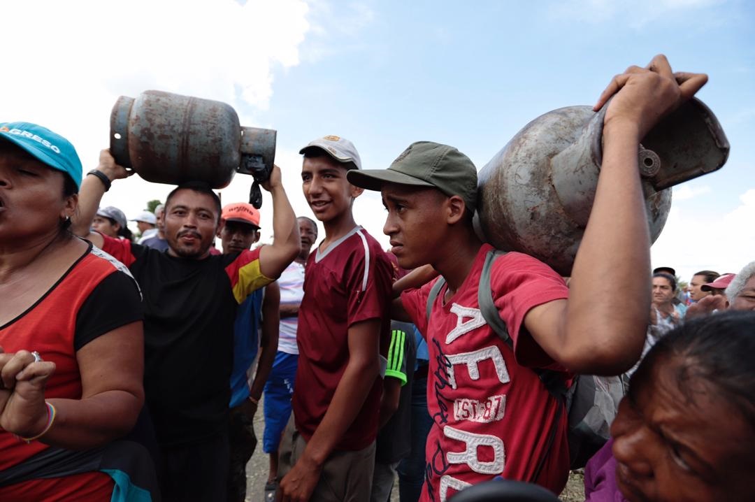 Sin gas doméstico, los venezolanos se ven obligados a buscar leña para cocinar (Video)