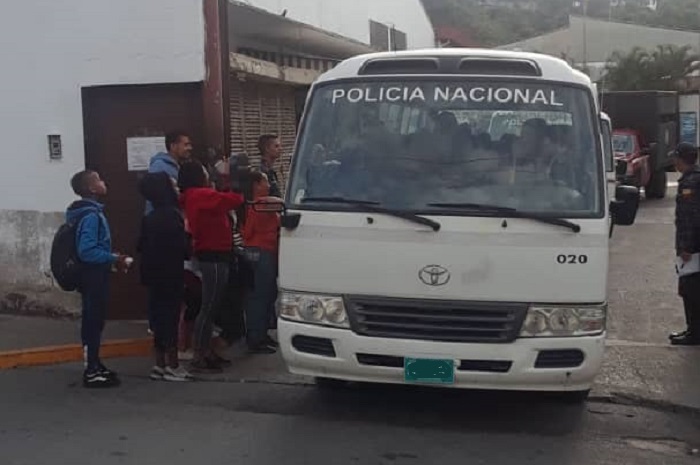 EN FOTOS: Así trasladaron a los 59 colombianos detenidos rumbo a la frontera #29Jun