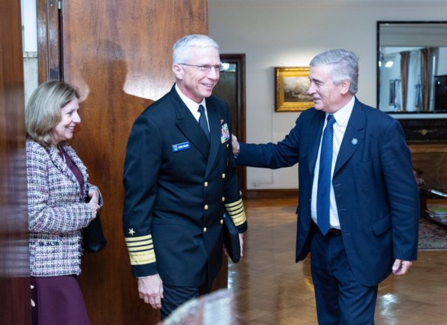 Craig Faller y Oscar Aguad en una reunión por la seguridad de ambas naciones. Imagen cortesía. 