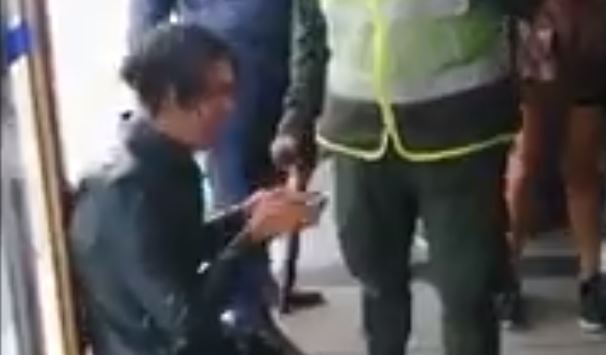 EN VIDEO: Le cayeron a piñas a hombre acusado de masturbarse frente a una niña