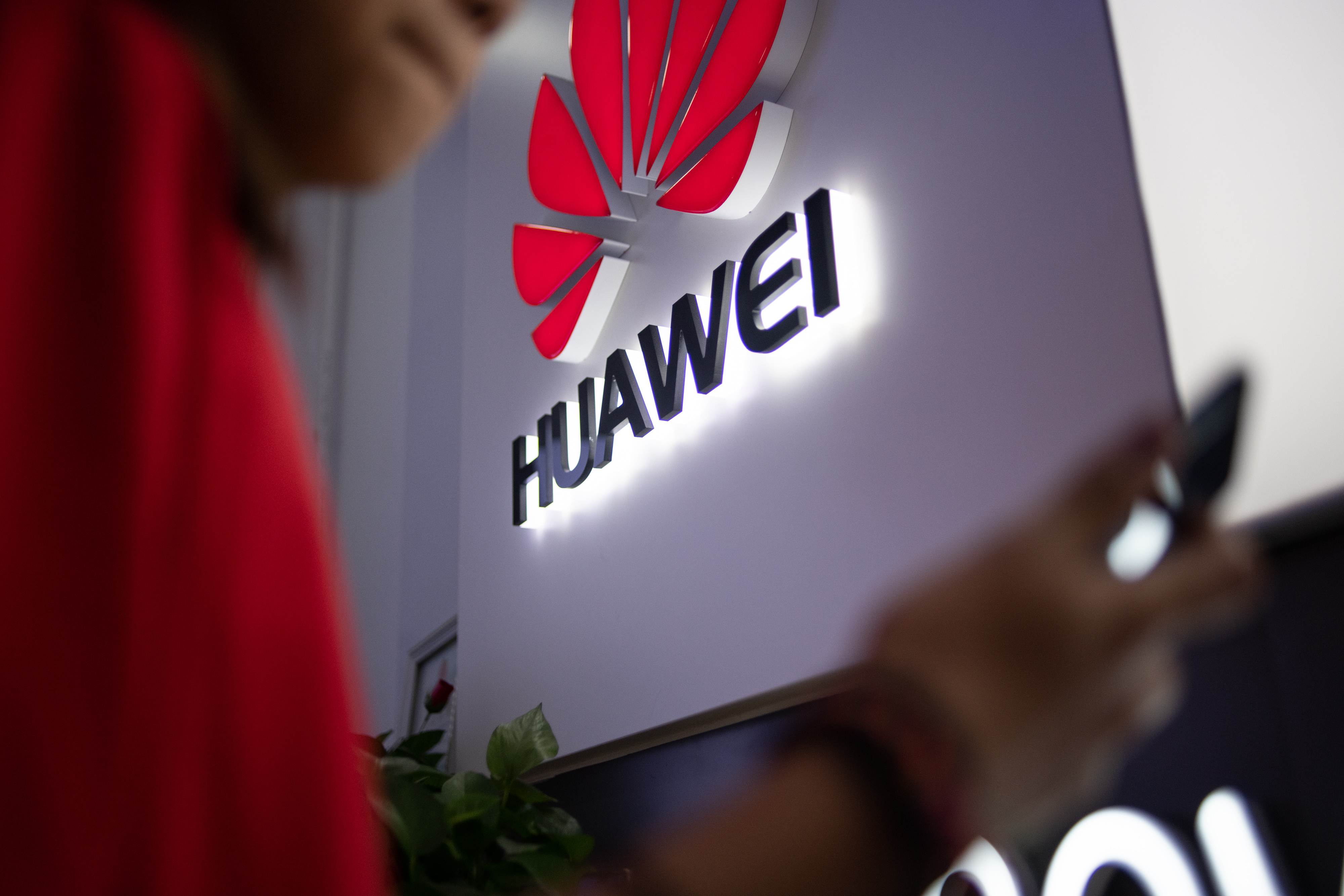 EEUU dice que Huawei creó “puerta trasera” en teléfonos para espionaje