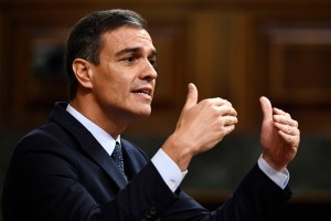 Sánchez prometió mejorar las pensiones y el salario mínimo en España