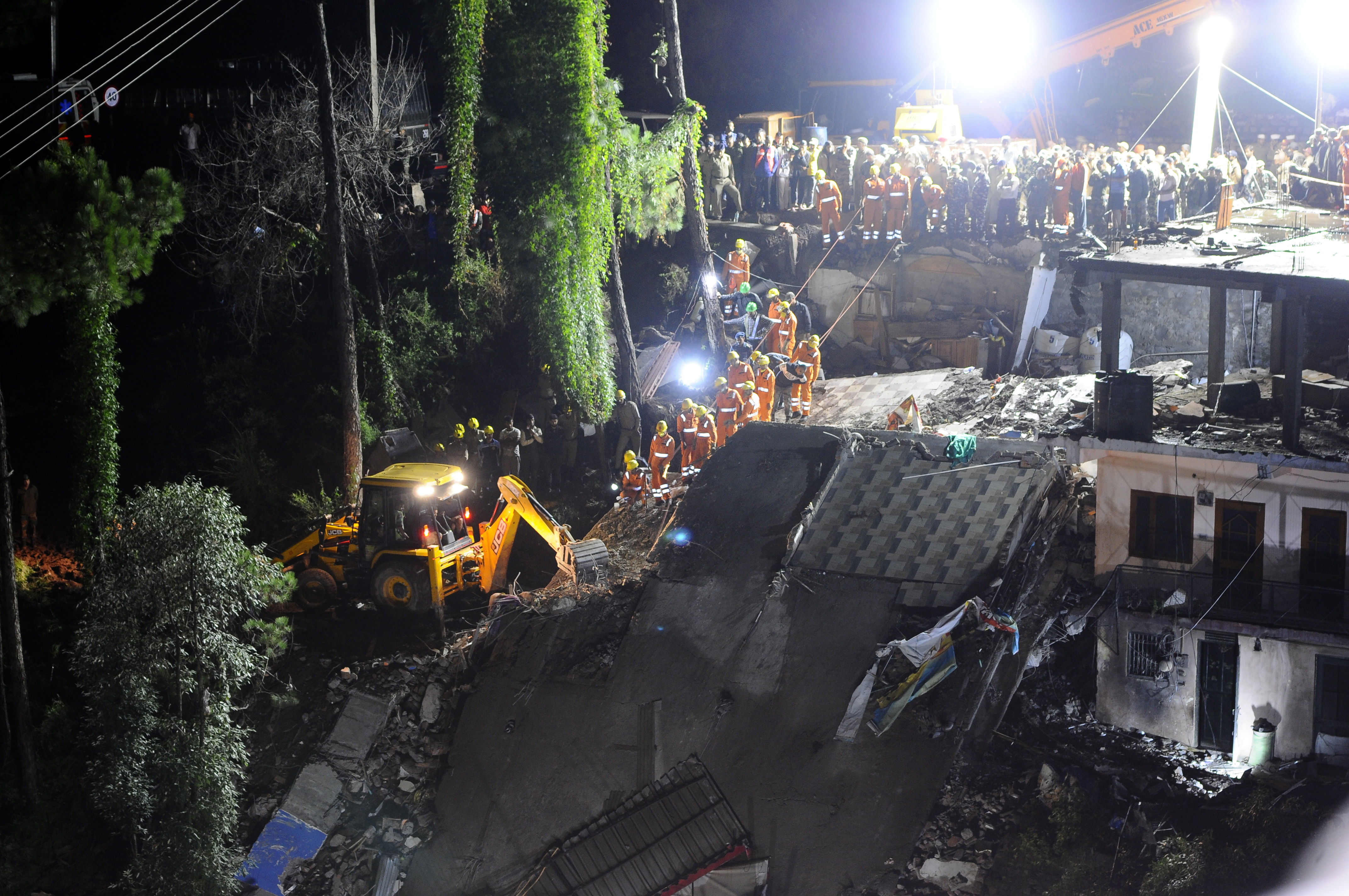 Suben a 12 muertos y 30 heridos las víctimas del derrumbe de un edificio en India