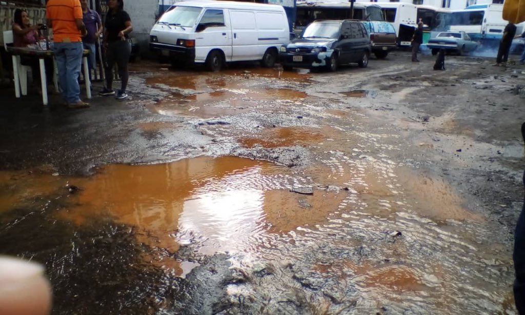 Epa Erika Farías, a ver si mandas a reparar el bote de aguas blancas en El Paraíso (FOTOS)