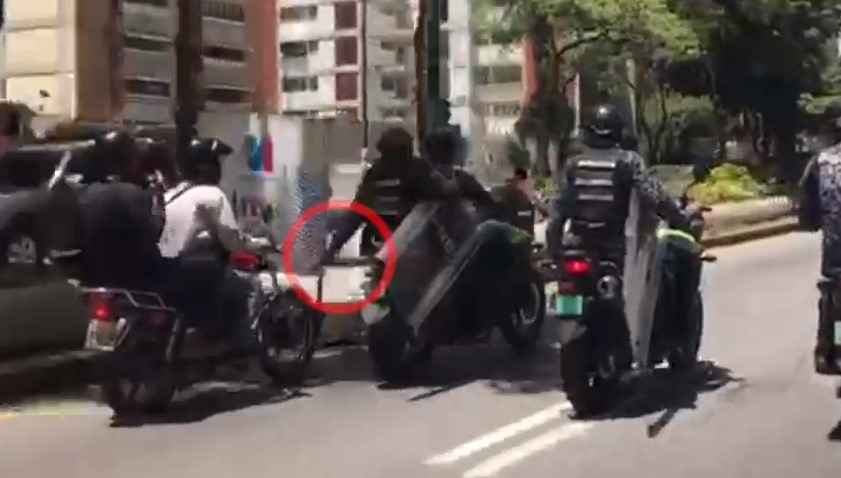 PNB amenaza con PISTOLA en mano a camarógrafos que acompañaban la caravana del C/C Acosta Arévalo (VIDEO)