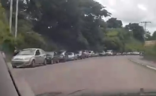 Gigantesca cola de vehículos para surtir gasolina en Cojedes #23Jul (video)