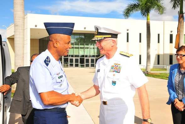 El General de la Fuerza Aérea de Brasil, Raul Botelho, Jefe del Estado Mayor Conjunto de las Fuerzas Armadas de Brasil, es recibido por el Almirante de la Armada, Craig Faller, comandante del Comando Sur de los Estados Unidos. Imagen cortesía. 