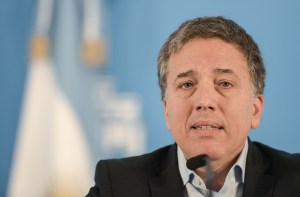 Renunció el ministro de Hacienda argentino tras nuevas medidas de Macri