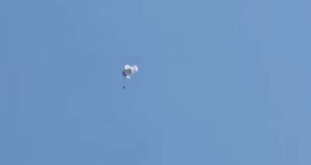 EN VIDEO: Lucha desesperadamente por su vida mientras cae al vacío tras fallarle su paracaídas
