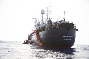 El barco Alan Kurdi con 40 inmigrantes espera permiso para entrar a Lampedusa
