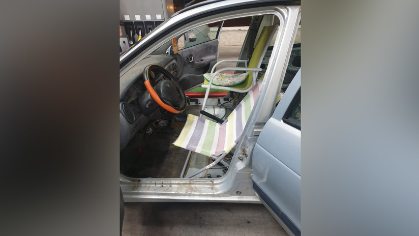 ¡INSÓLITO! Detuvieron un automóvil en España por llevar sillas de playa y una hamaca en vez de asientos (Fotos)