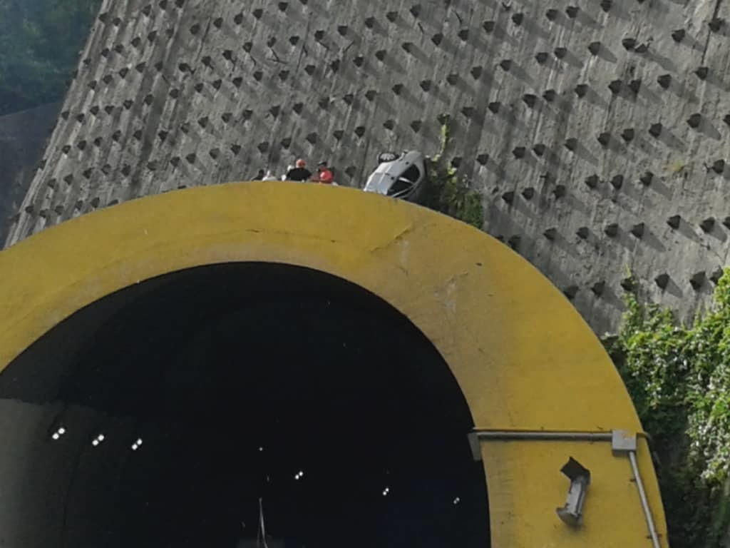 Inexplicable pero cierto: Vehículo quedó en el techo del túnel en la autopista GMA #20Ago (FOTOS)