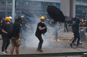 Policías lanzan gases lacrimógenos contra manifestantes en Hong Kong