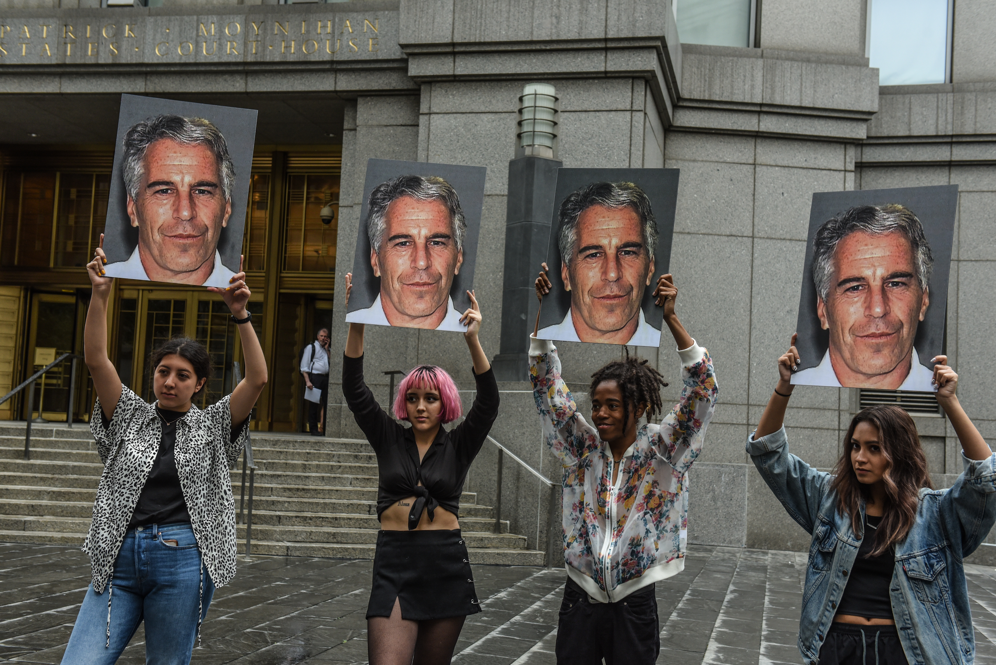 Tres nuevas demandas contra Jeffrey Epstein por violación salpican a su “madame”