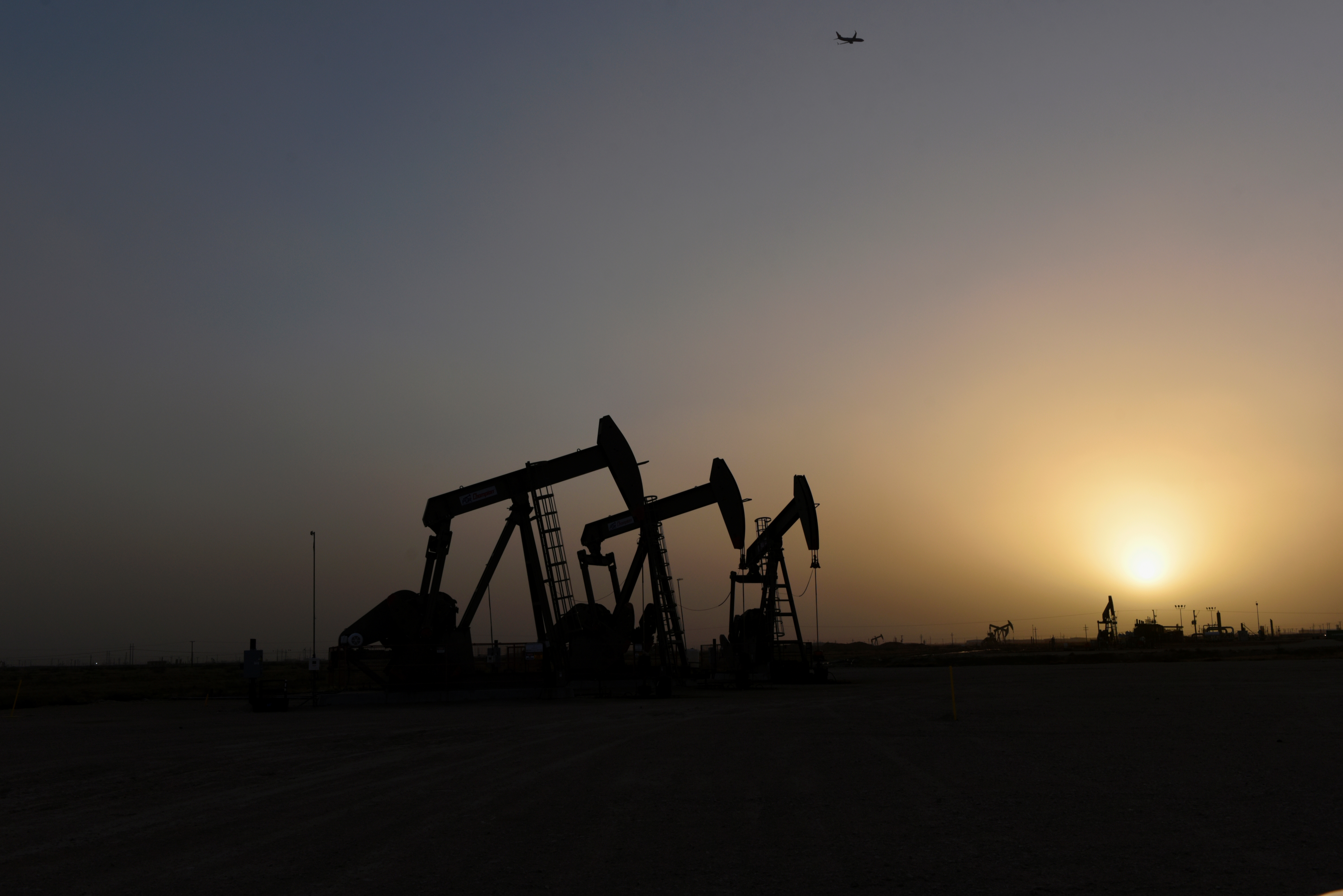Precios del petróleo caen tras entrada en vigor de nuevos aranceles entre EEUU y China