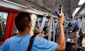 “Comparte y disfruta”: Hasta los “Metrobuhoneros” ya ofrecen su mercancía en dólares