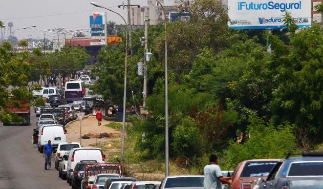 Impresionante es el desaliento de los zulianos tras pasar incontables días sin gasolina ni luz