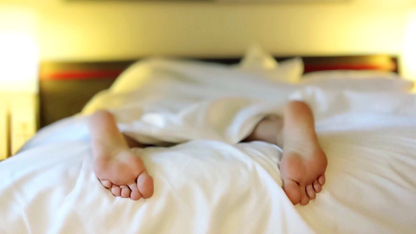 Por qué dormir con luz, aunque sea tenue, es malo para la salud