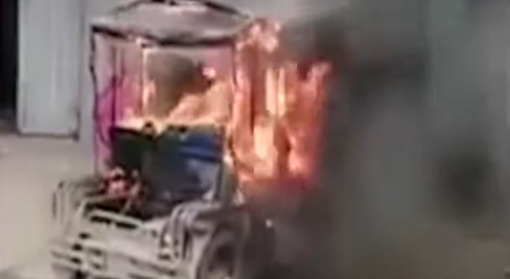 Vecinos queman vehículo usado por asaltantes venezolanos para cometer sus fechorías en Perú (Video)