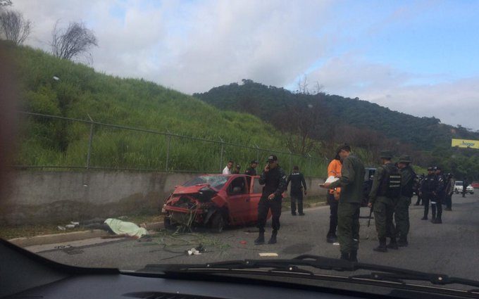 Cayó un carro desde la autopista Petare-Guarenas hacia Parque Caiza, una persona muerta