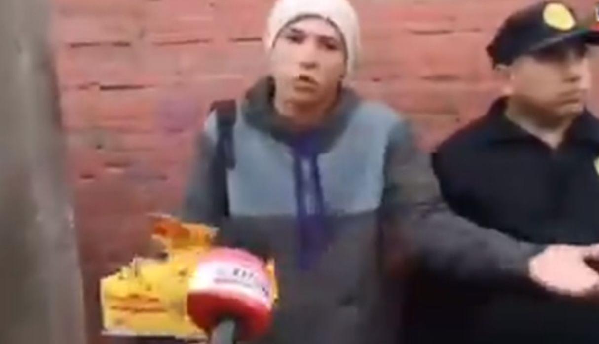 Policía peruana agredió a venezolano por ofrecer dulces: “Tengo que vender 90 chocolates para comer” (Video)