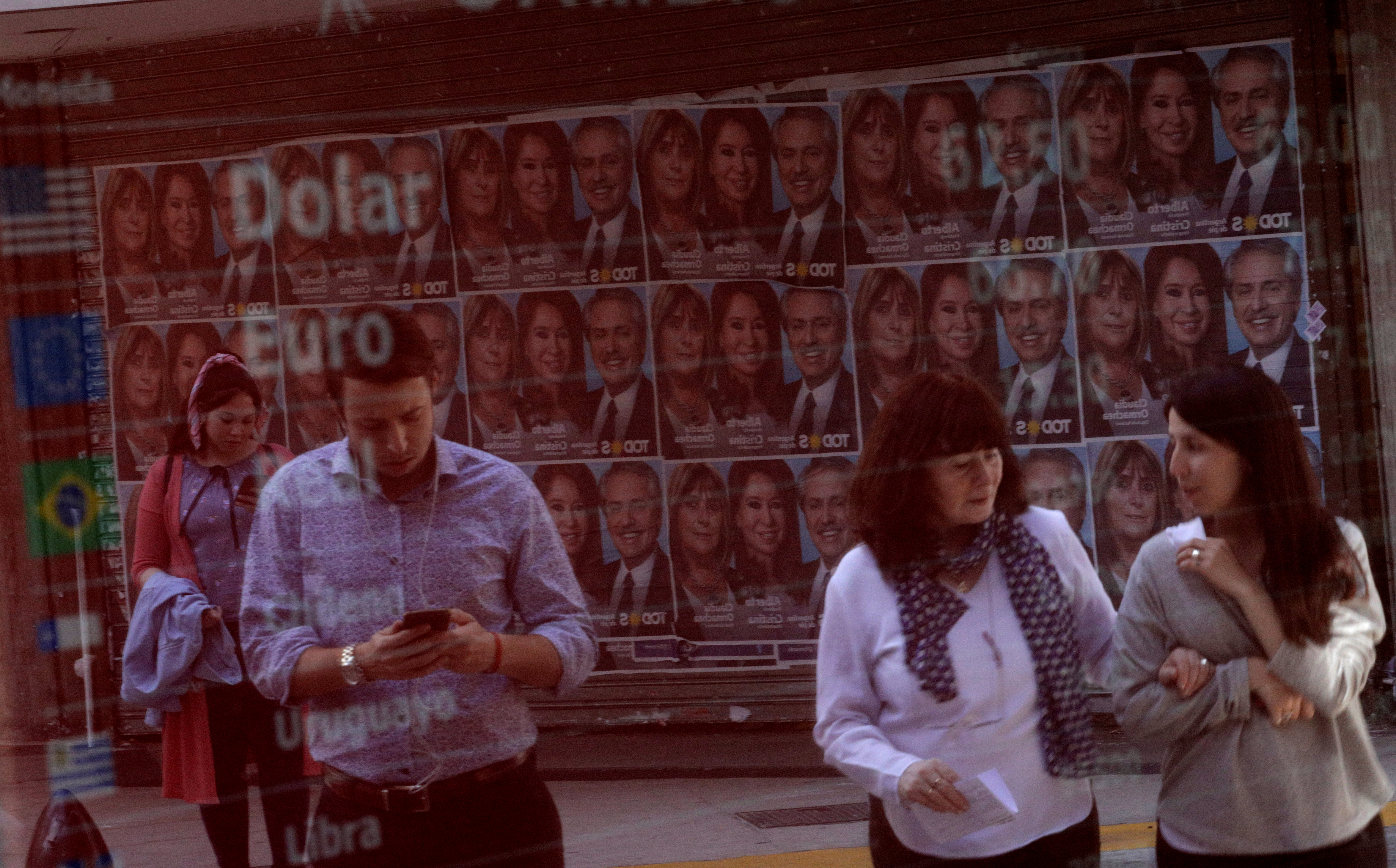En momentos de crisis, argentinos evalúan su voto antes de las elecciones