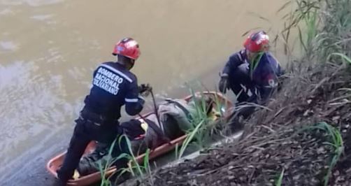 La caída de una camioneta particular en el río Guaire causó la muerte de una persona (Fotos)