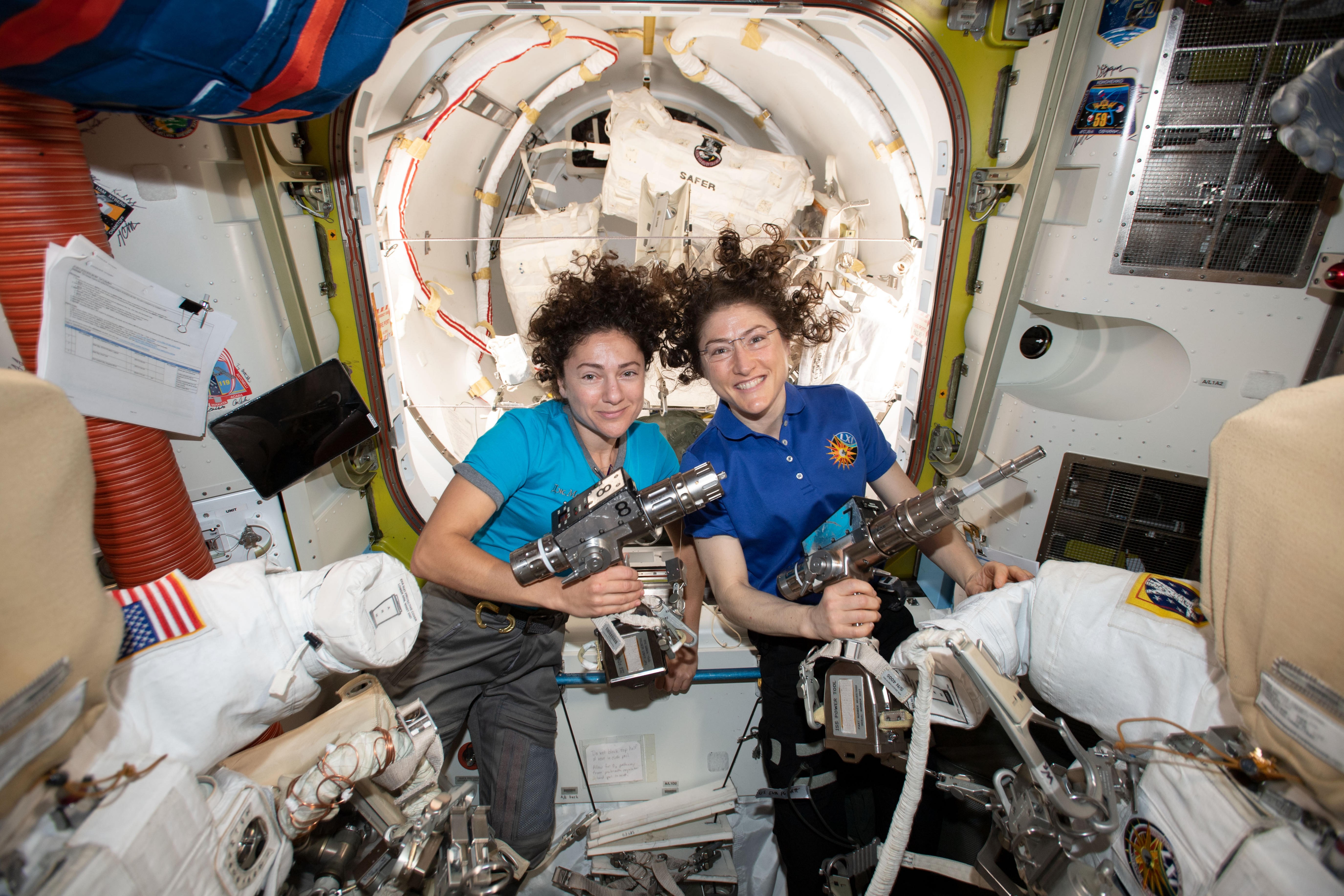 Astronautas hacen historia al realizar primera caminata espacial femenina (Video)