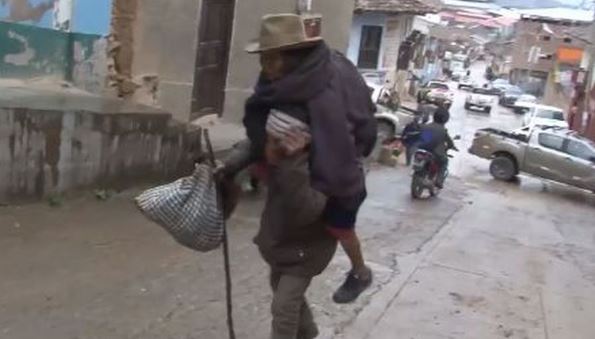 Anciano caminó seis horas cargando a su esposa para que pudiera cobrar la pensión en Perú