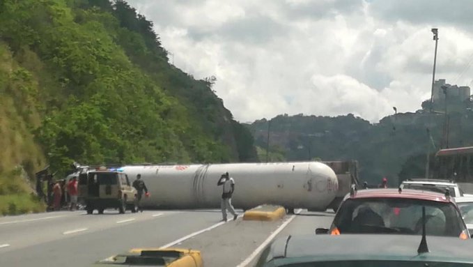 Una gandola de Pdvsa Gas se volcó en la autopista Caracas-La Guaira #6Oct