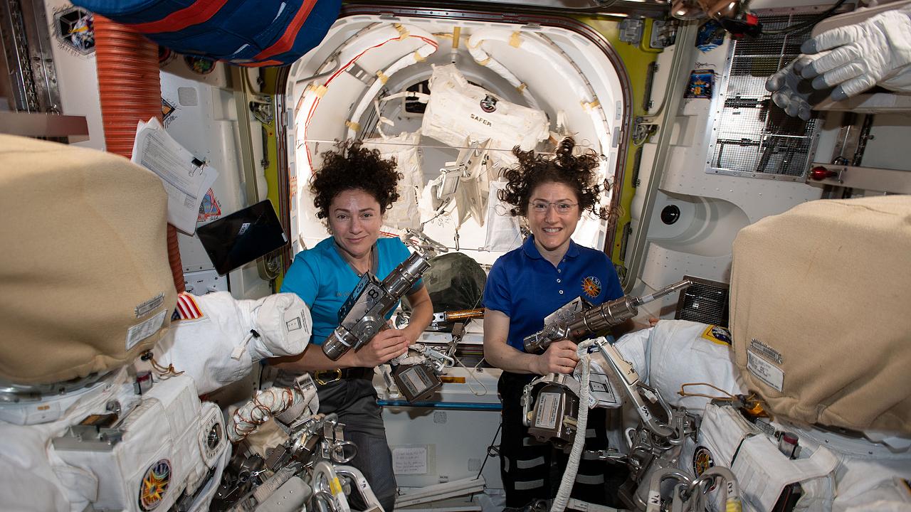 Dos astronautas inician el primer paseo espacial exclusivamente femenino