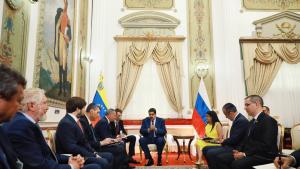 ALnavío: Putin le da millones a Cuba y a Nicolás Maduro palabras, tinta y papel
