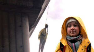 Un muñeco con el rostro de Greta Thunberg colgado en un puente de Roma