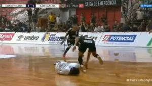 ¿Futsal o artes marciales? Noqueó a su rival con una brutal patada para quitarle el balón (Video)