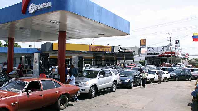 En Táchira, a los carros les salen raíces esperando por la gasolina #10Oct