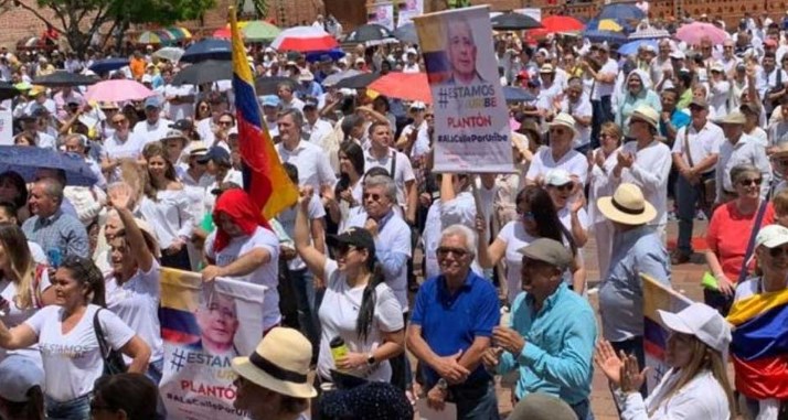 Seguidores de Álvaro Uribe lo apoyan con marchas antes de que comparezca ante la justicia