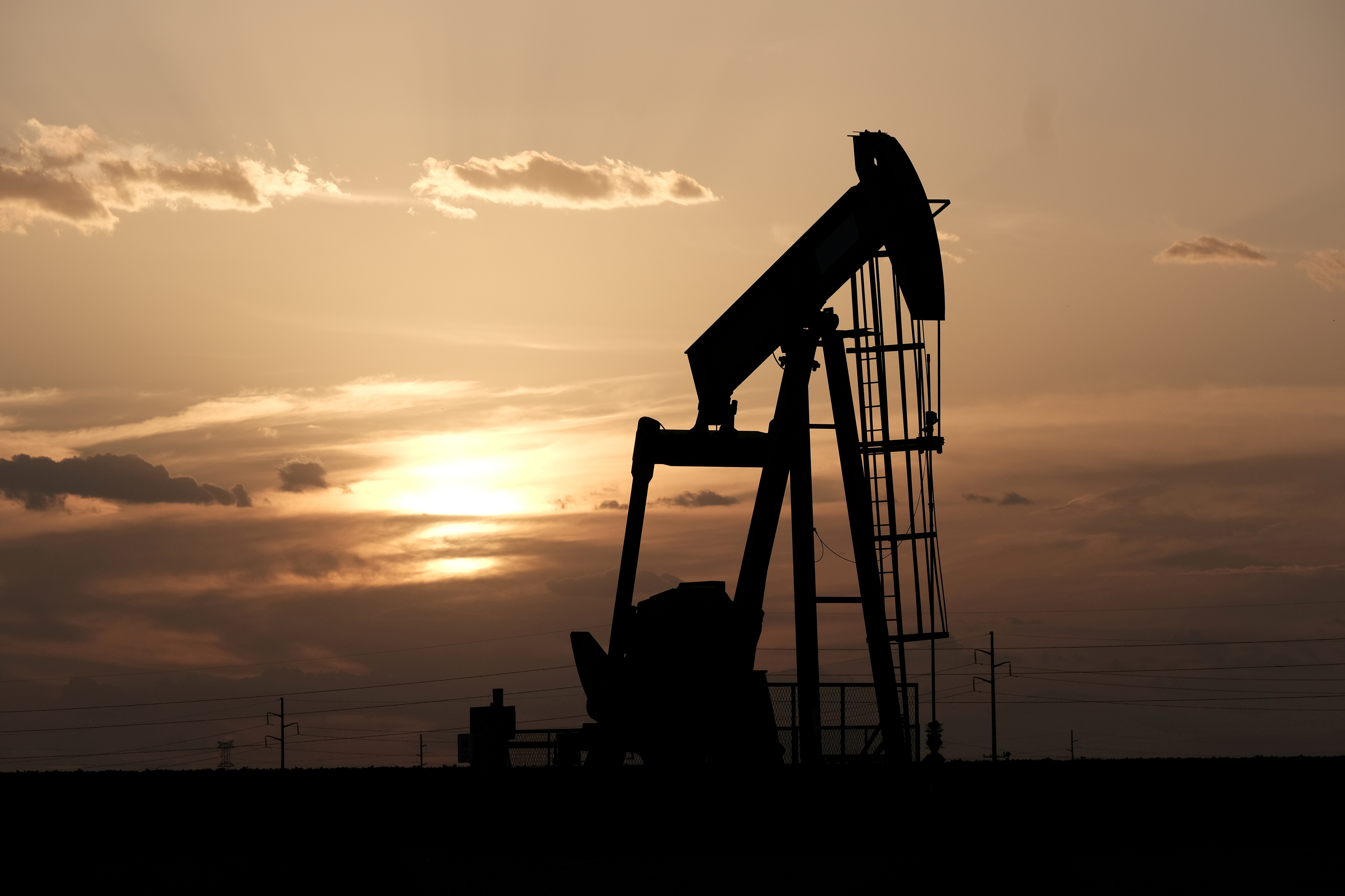 El petróleo cayó a su precio más bajo en siete semanas