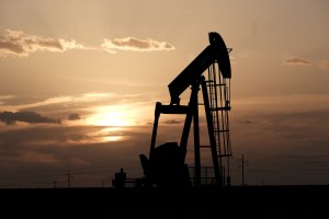 El petróleo baja por rumores de utilización de reservas en EEUU