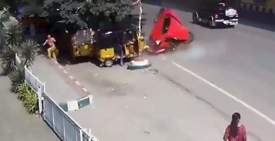 Captan el momento exacto en que un carro se desvía y cae volando a otra carretera (Video)