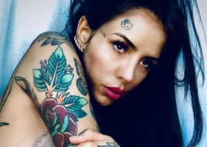Frente al espejo y en pantaleticas… Candelaria Tinelli mostró TODOS sus tatuajes (¡Qué rico!)